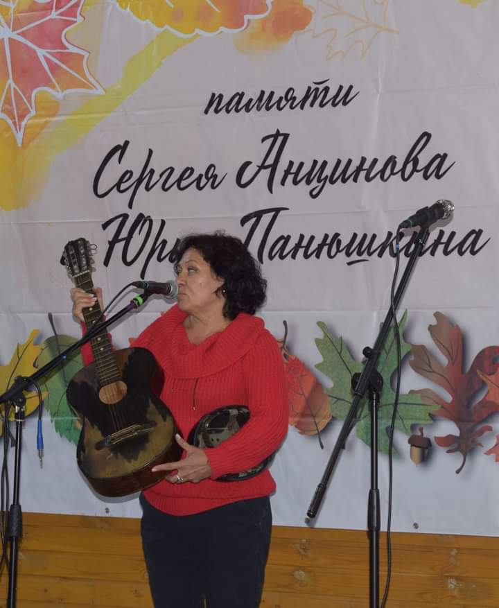 Ольга Анцинова отдает в дар музею Грушинского фестиваля личные вещи семьи. 